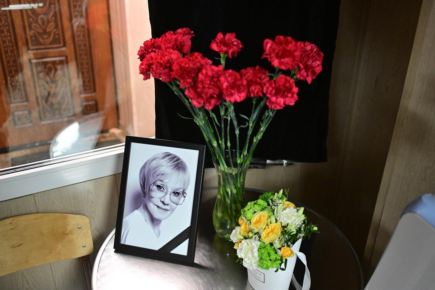 "Выходила на сцену в любом состоянии": что говорят звёзды у гроба Алентовой