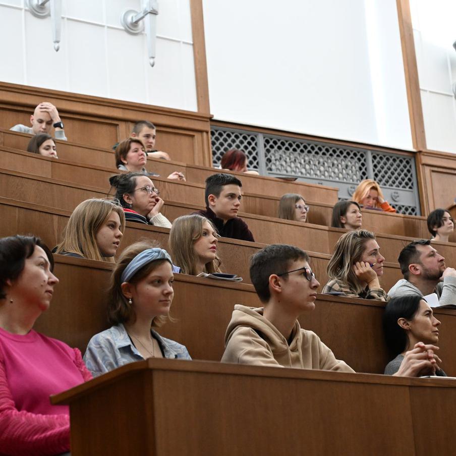 В вузах России введут электронные студенческие билеты и зачётки. Президент Российской Федерации Владимир Путин подписал федеральный закон, регламентирующий внедрение электронных студенческих билетов и зачётных книжек в российских университетах