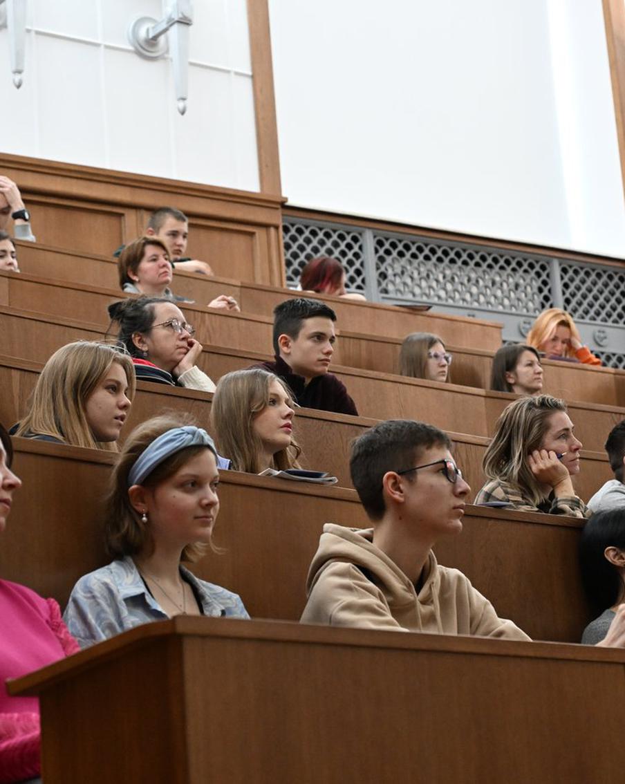 В вузах России введут электронные студенческие билеты и зачётки. Президент Российской Федерации Владимир Путин подписал федеральный закон, регламентирующий внедрение электронных студенческих билетов и зачётных книжек в российских университетах