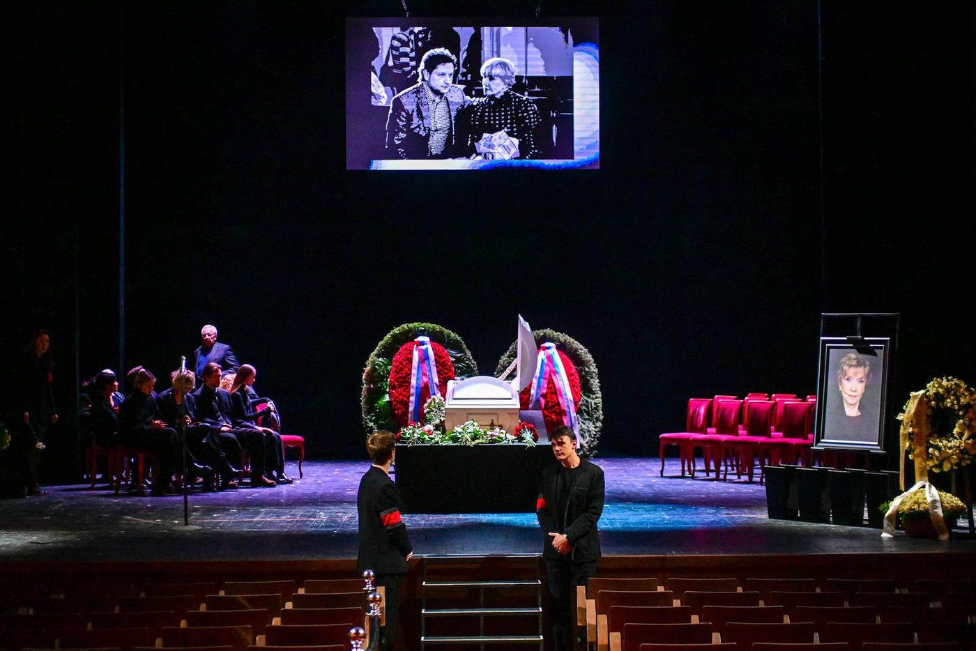 "Помогите!": Аронова неожиданно обратилась к лежащей в гробу Алентовой