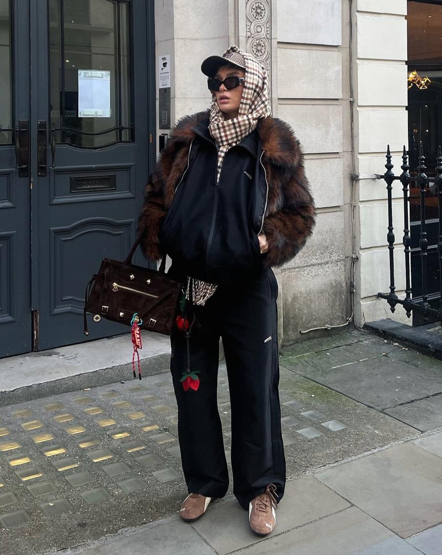 Лёгкая кепка в сочетании с тёплым платком согреет не хуже шапки-ушанки.