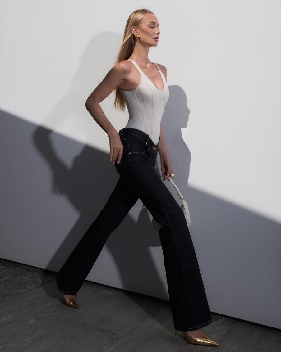 Лаконичный купальник выгодно заменит в образе боди.