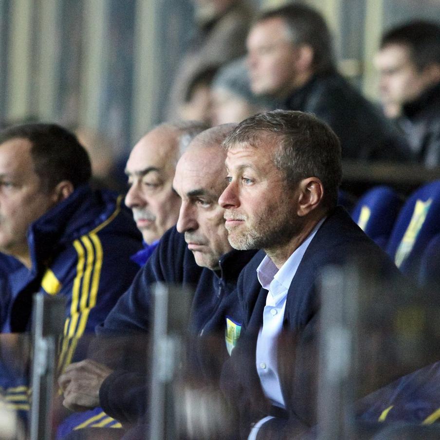 Абрамович отказался передавать Украине средства от продажи "Челси". Представители российского предпринимателя Романа Абрамовича сообщили, что он не сможет передать благотворительному фонду поддержки Украины 1,4 миллиарда фунтов стерлингов, вырученных от продажи футбольного клуба "Челси" до тех пор, пока не прекратятся расследование и судебный иск со стороны правительства британского острова Джерси