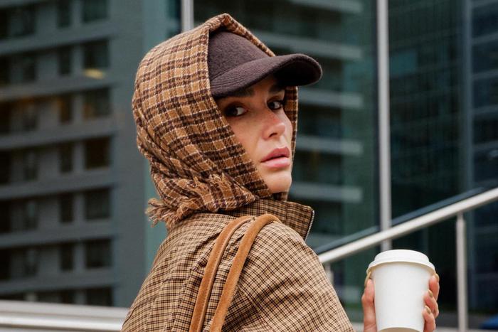 Лето зимой: 7 модных способов вписать летние вещи в холодный сезон