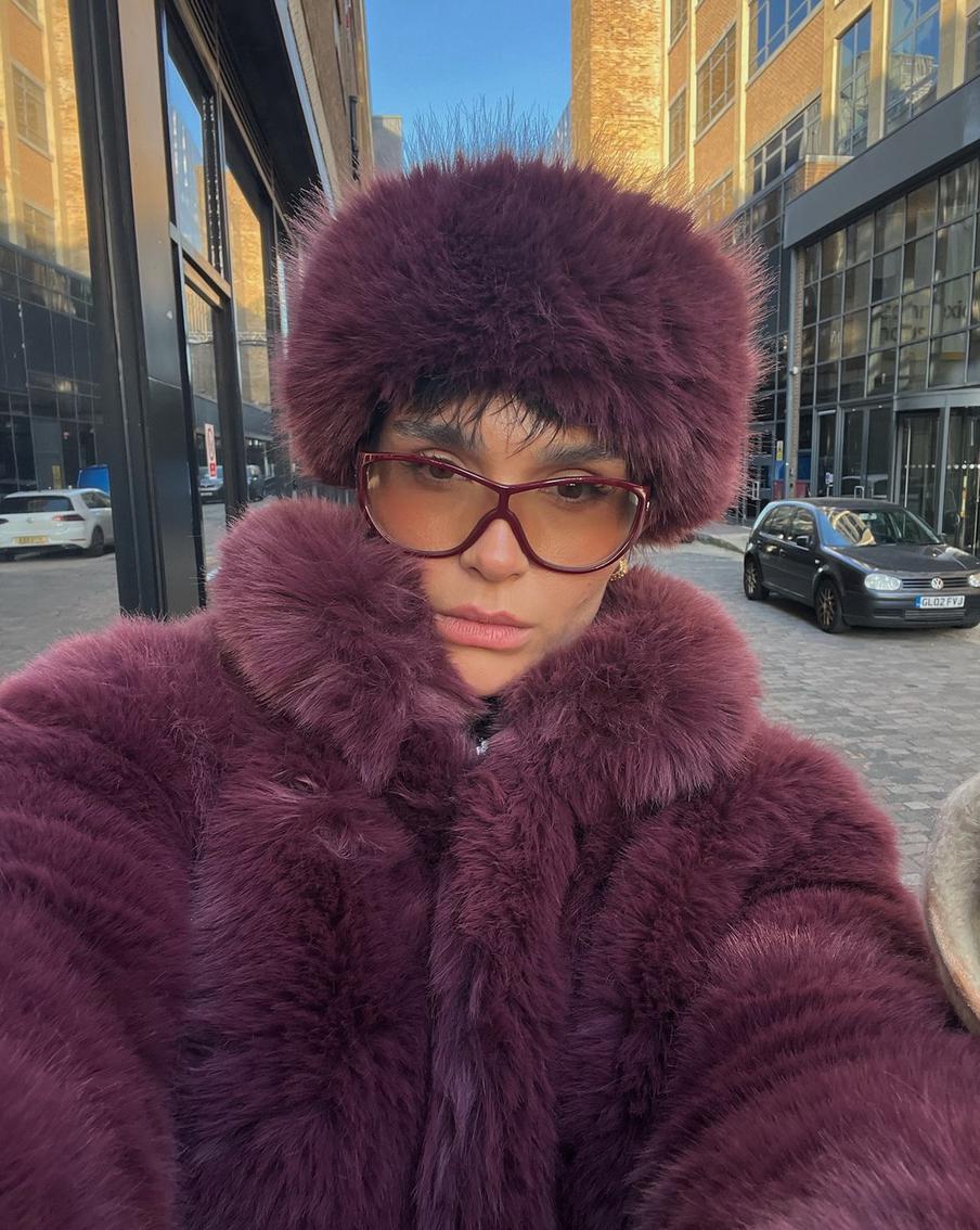 Выбирайте оттенок очков по своему усмотрению – нейтральный или акцентный.