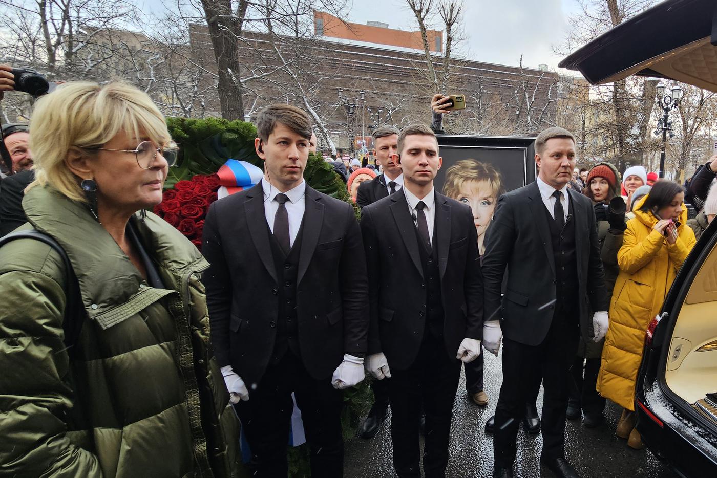 "Взлетела по лестнице и ушла": трогательная речь дочери Веры Алентовой у гроба