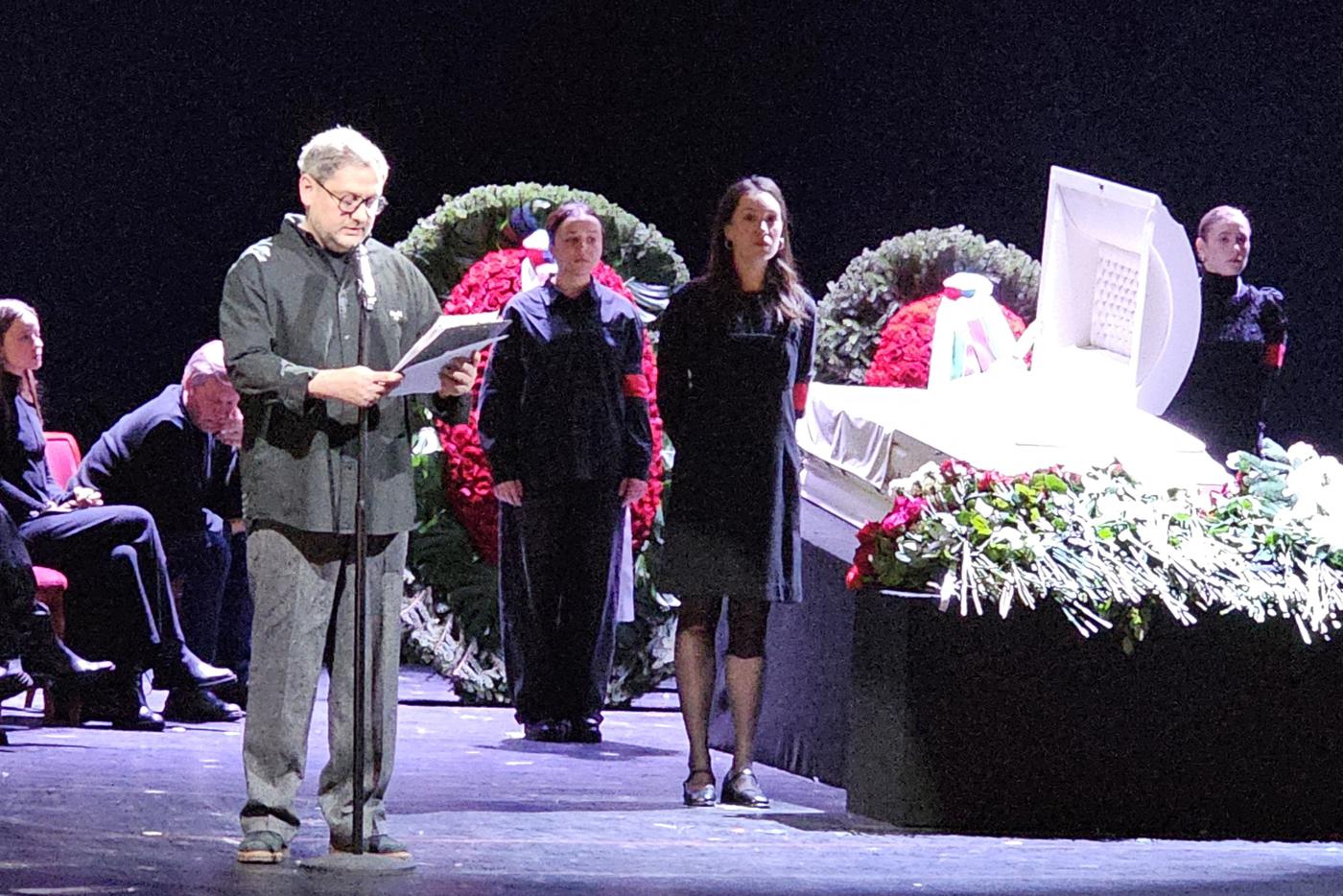 Худрук театра имени Пушкина Евгений Писарев зачитал телеграммы соболезнования.