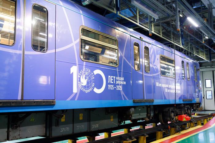 Тематический поезд, посвященный 100-летию народной дипломатии, вышел на Серпуховскую-Тимирязевскую линию