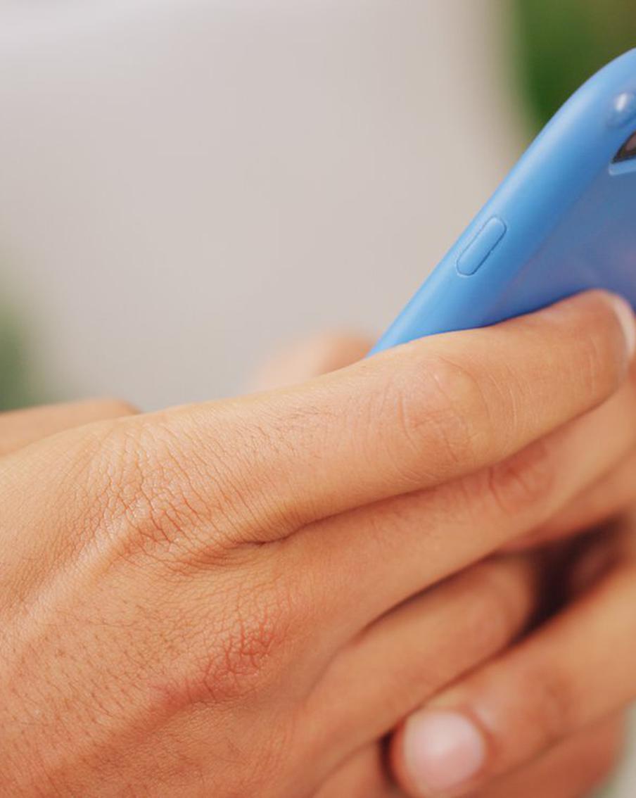 Депутат Свинцов: мобильный интернет могут ограничить в новогоднюю ночь. В свете последних событий, связанных с безопасностью страны, активно обсуждается вопрос о возможном временном отключении мобильного интернета в отдельных регионах. Заместитель председателя комитета Госдумы по информационной политике Андрей Свинцов (ЛДПР) заявил агентству ТАСС, что такие меры могут быть приняты в любой день, включая новогоднюю ночь