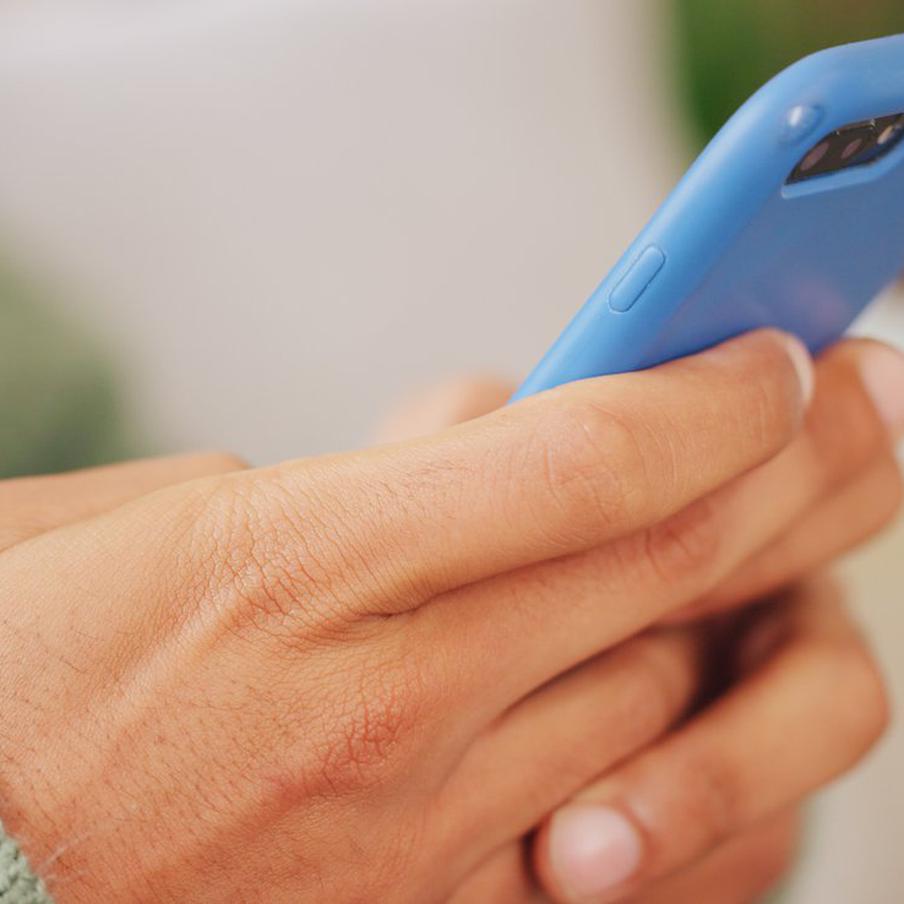 Депутат Свинцов: мобильный интернет могут ограничить в новогоднюю ночь. В свете последних событий, связанных с безопасностью страны, активно обсуждается вопрос о возможном временном отключении мобильного интернета в отдельных регионах. Заместитель председателя комитета Госдумы по информационной политике Андрей Свинцов (ЛДПР) заявил агентству ТАСС, что такие меры могут быть приняты в любой день, включая новогоднюю ночь