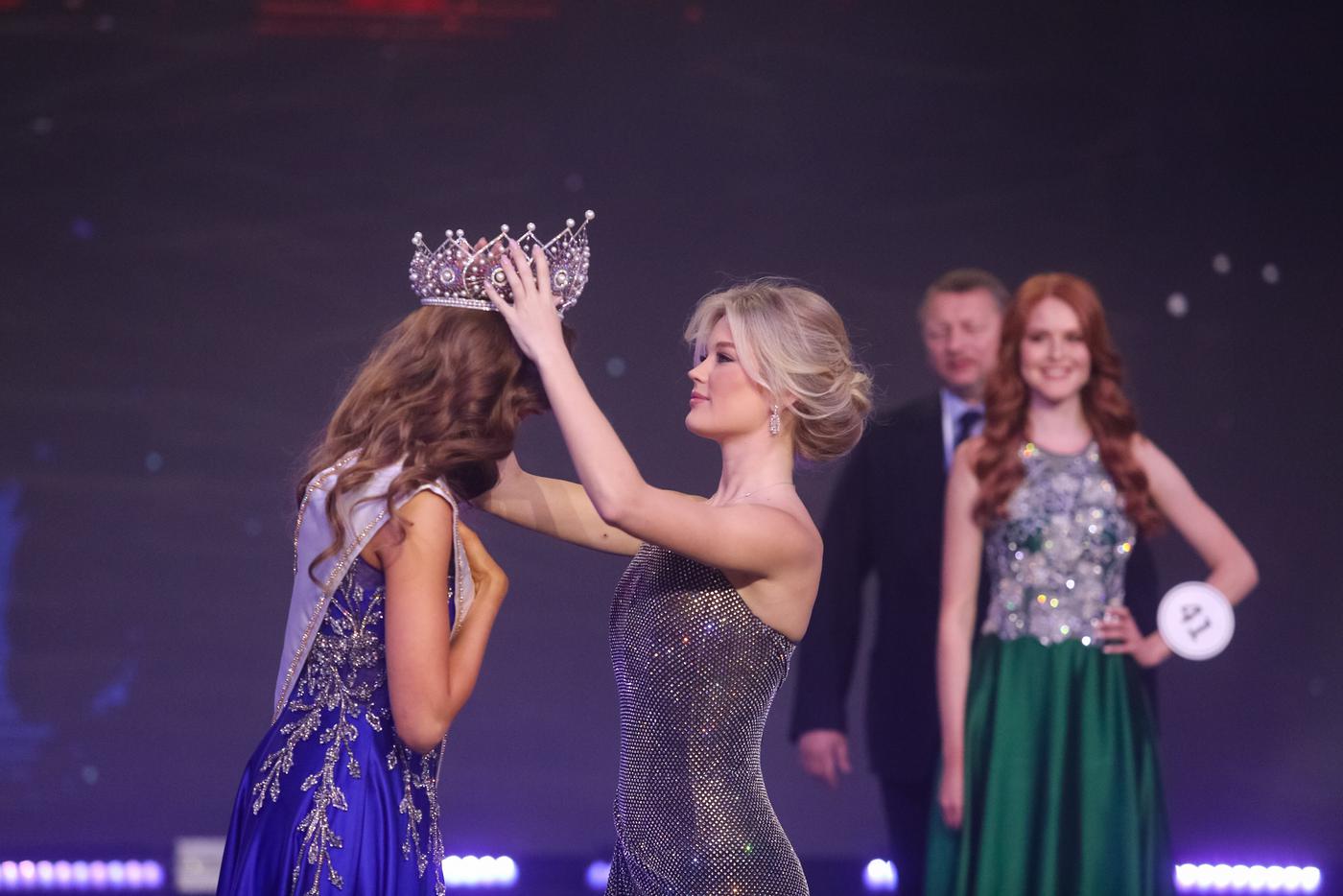 Анна Линникова передала свою корону "Мисс России" в 2023 году Маргарите Голубевой