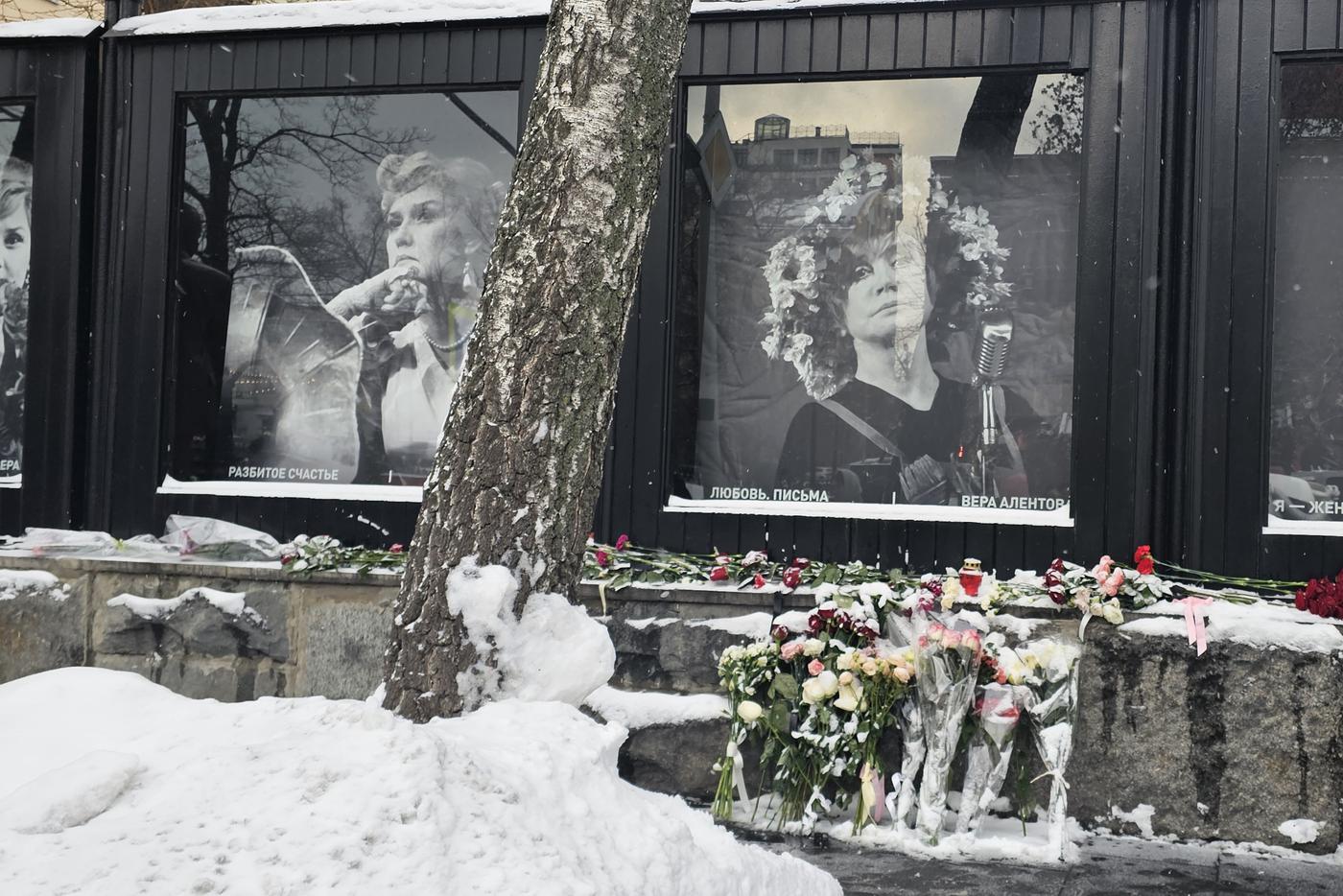 Благодарные поклонники несут цветы к Театру имени Пушкина.