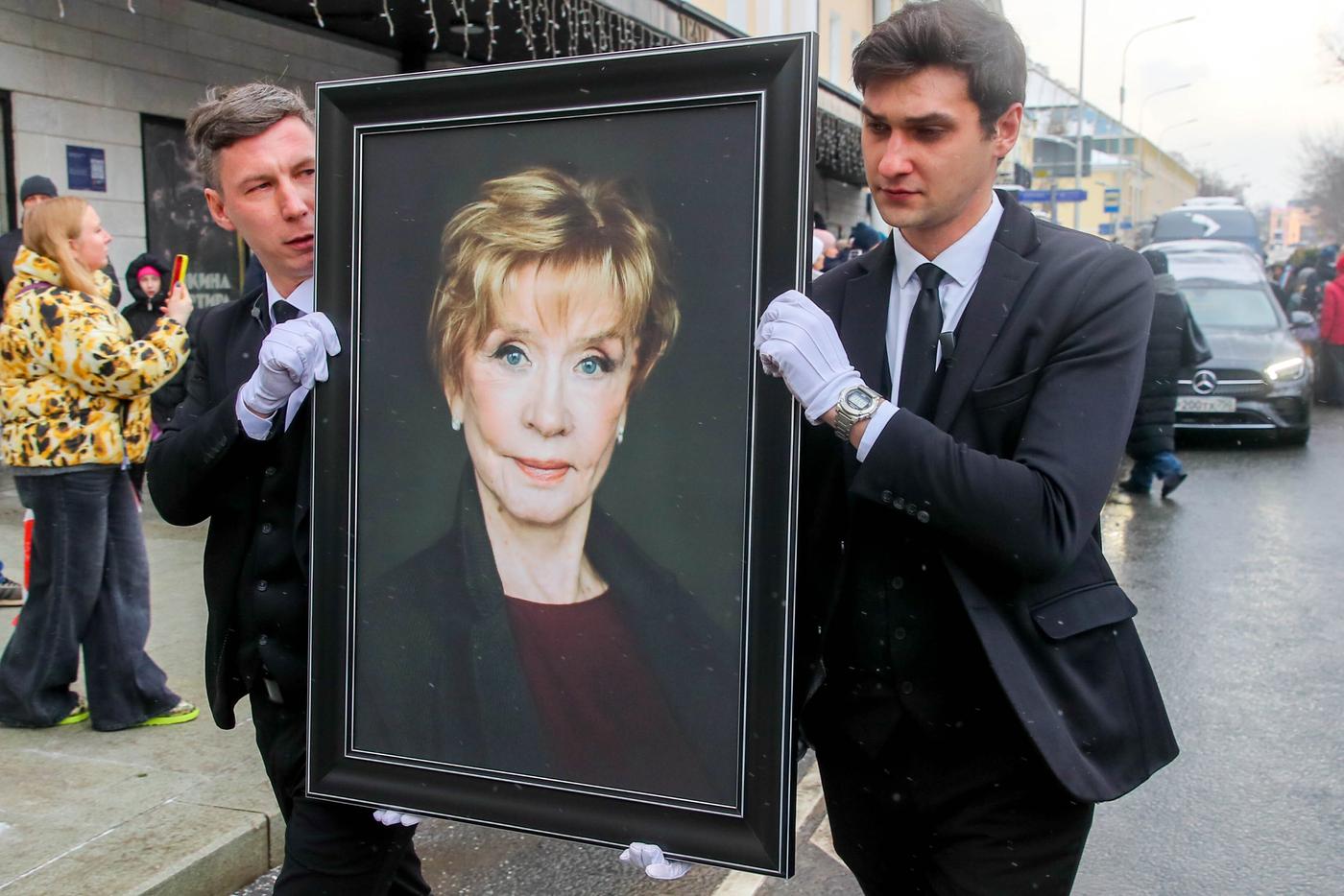 "Прощайте, королева!": Веру Алентову проводили в последний путь криками "Браво!"