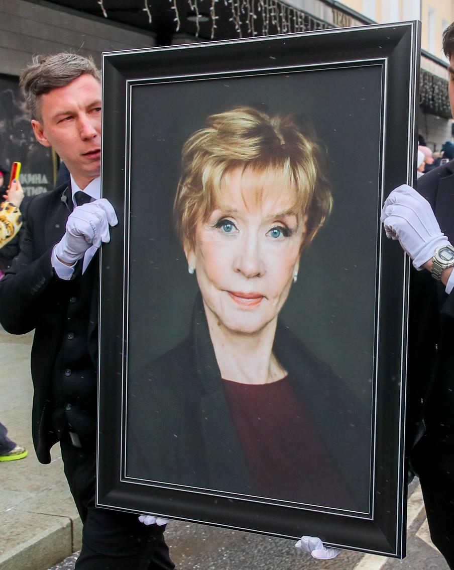 "Прощайте, королева!" Веру Алентову проводили в последний путь аплодисментами и криками "Браво!"