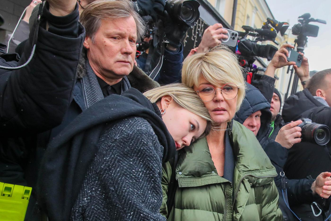 Дочь Веры Алентовой – актриса и журналистка Юлия Меньшова с мужем, актёром Игорем Гординым, и дочерью Таисией Гординой у Московского драматического театра имени Пушкина, где прошло прощание с народной артисткой РФ Верой Алентовой.