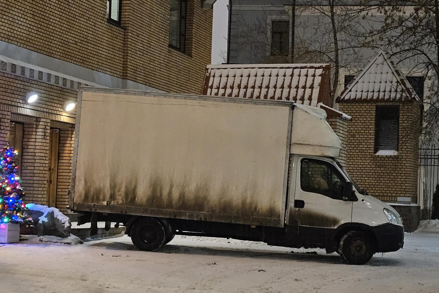 Вещи Ларисы Долиной вывозят грузовиками