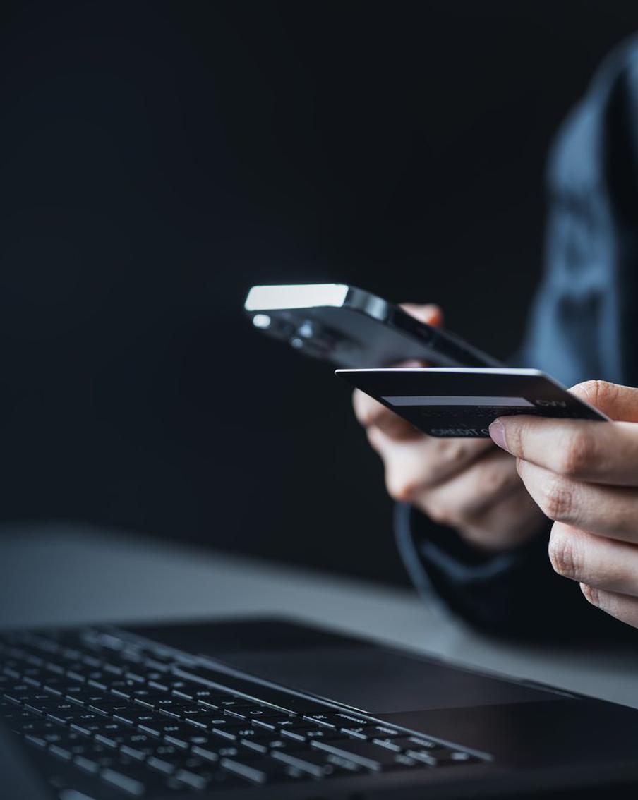 Россияне столкнулись с блокировками после переводов самому себе. В последнее время клиенты российских банков всё чаще сталкиваются с внезапными блокировками при переводах, в том числе между своими собственными счетами. Иногда финансовые организации приостанавливают не только отдельные транзакции, но и всю банковскую карту. Эксперты объясняют это усилением внутреннего контроля со стороны банковских учреждений