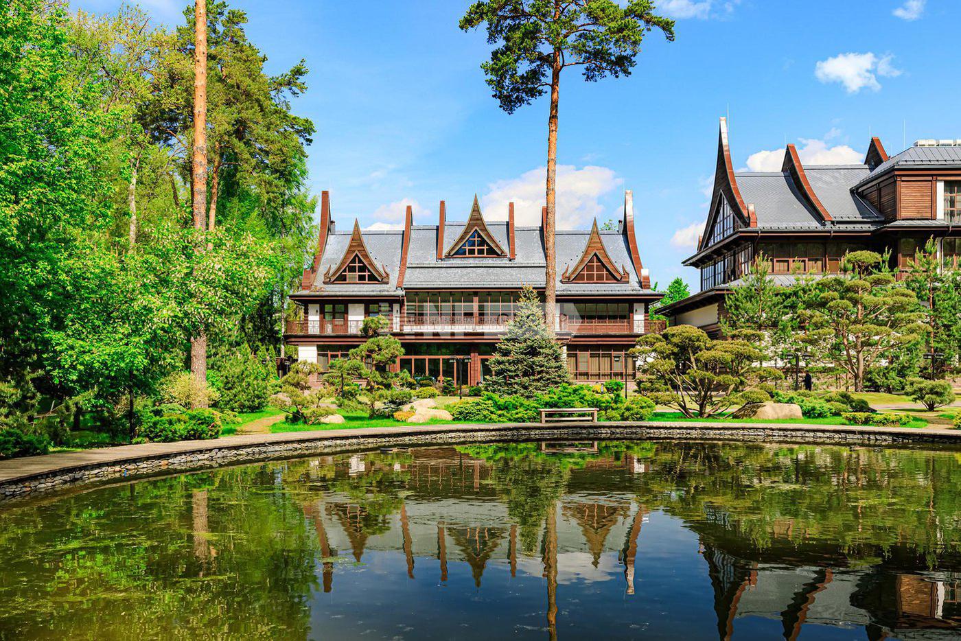 Резиденция площадью 1885 м² расположена в коттеджном поселке "Коровино (Никольское подворье)".