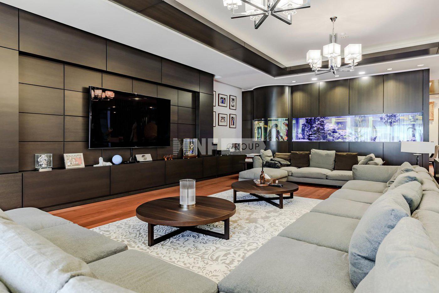 Интерьер сочетает в себе современную элегантность и сдержанную роскошь.