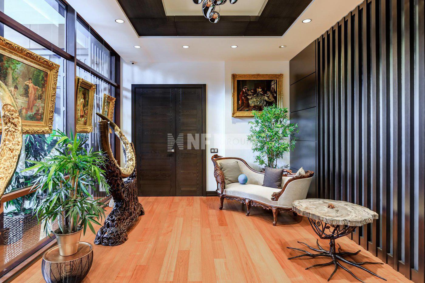 Дома наполнены растениями.