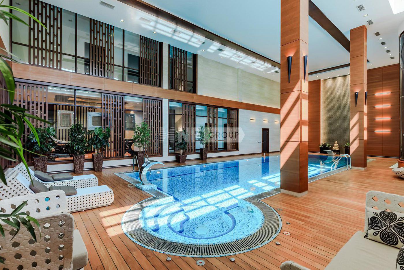 В одном из домов реализована внушительная спа-зона с бассейном.