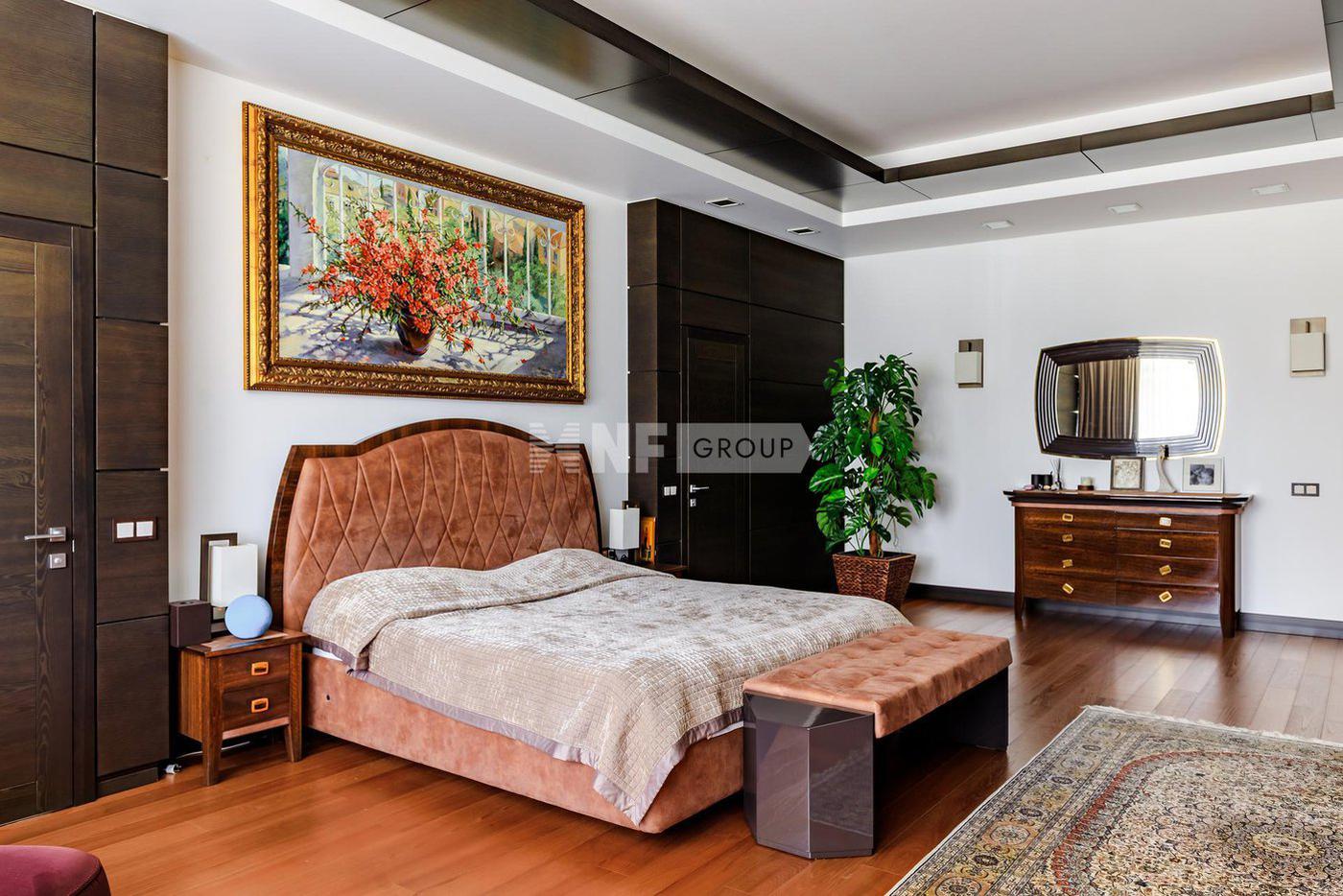 Интерьеры комнат и залов выполнены в нейтральных тонах.