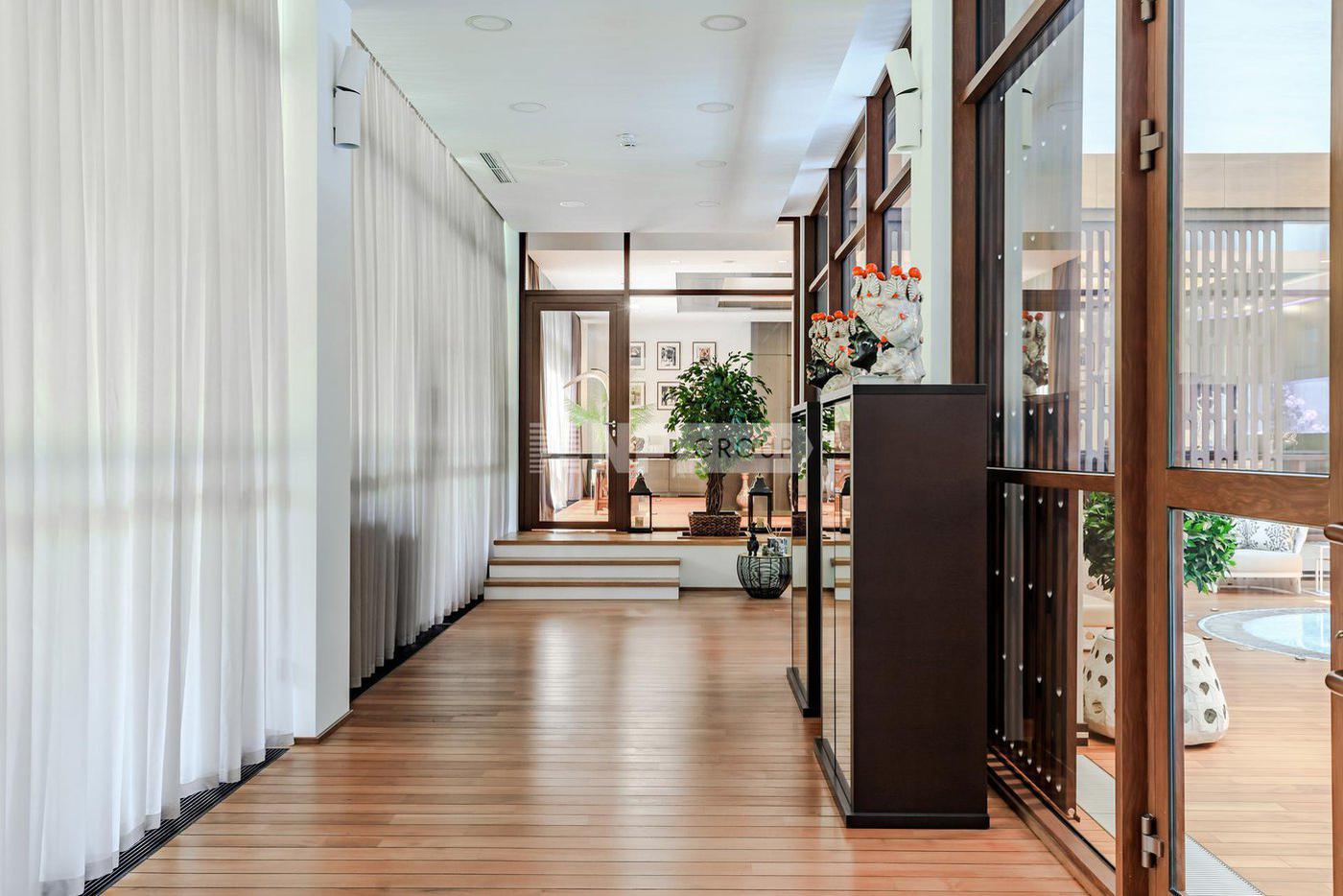 Коридоры просторные и светлые.