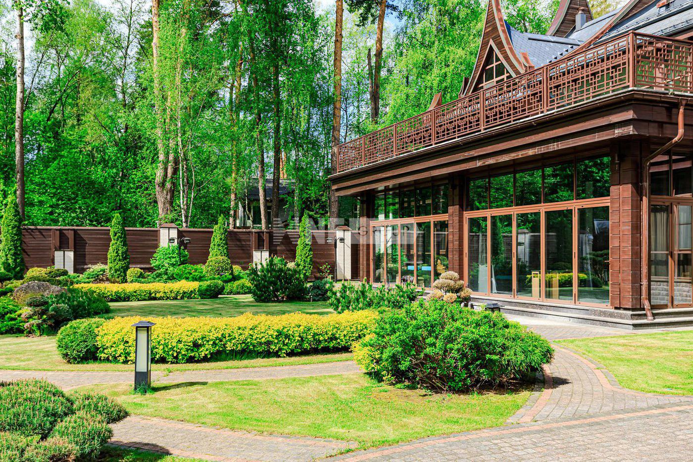 На территории резиденции разбит сад с прудом.