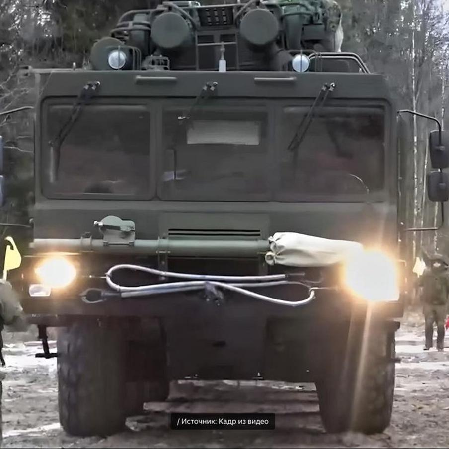 В Беларуси прошла церемония заступления "Орешника" на боевое дежурство. 30 декабря Министерство обороны Российской Федерации сообщило о начале боевого дежурства ракетного комплекса "Орешник" на территории Республики Беларусь. Эта важная новость была опубликована в официальном телеграм-канале ведомства