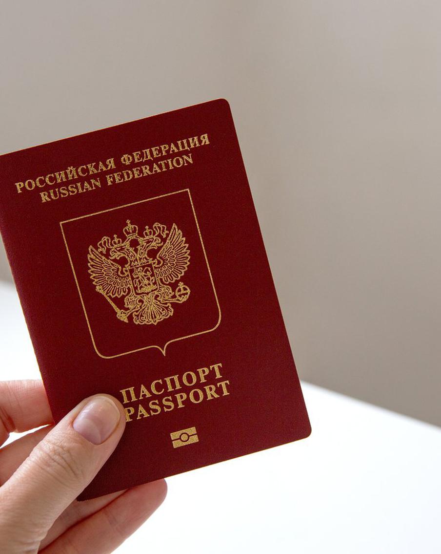 Россияне с 2026 года в паспорте по желанию могут проставить шесть отметок. С 1 января 2026 года в российский паспорт по желанию гражданина Российской Федерации можно будет внести шесть отметок. Вместо идентификационного номера налогоплательщика (ИНН), который действует до указанной даты, будет использоваться новый уникальный идентификатор из Единого реестра населения, присваиваемый каждому гражданину РФ