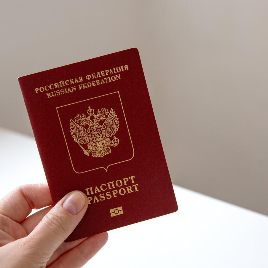 Россияне с 2026 года в паспорте по желанию могут проставить шесть отметок. С 1 января 2026 года в российский паспорт по желанию гражданина Российской Федерации можно будет внести шесть отметок. Вместо идентификационного номера налогоплательщика (ИНН), который действует до указанной даты, будет использоваться новый уникальный идентификатор из Единого реестра населения, присваиваемый каждому гражданину РФ