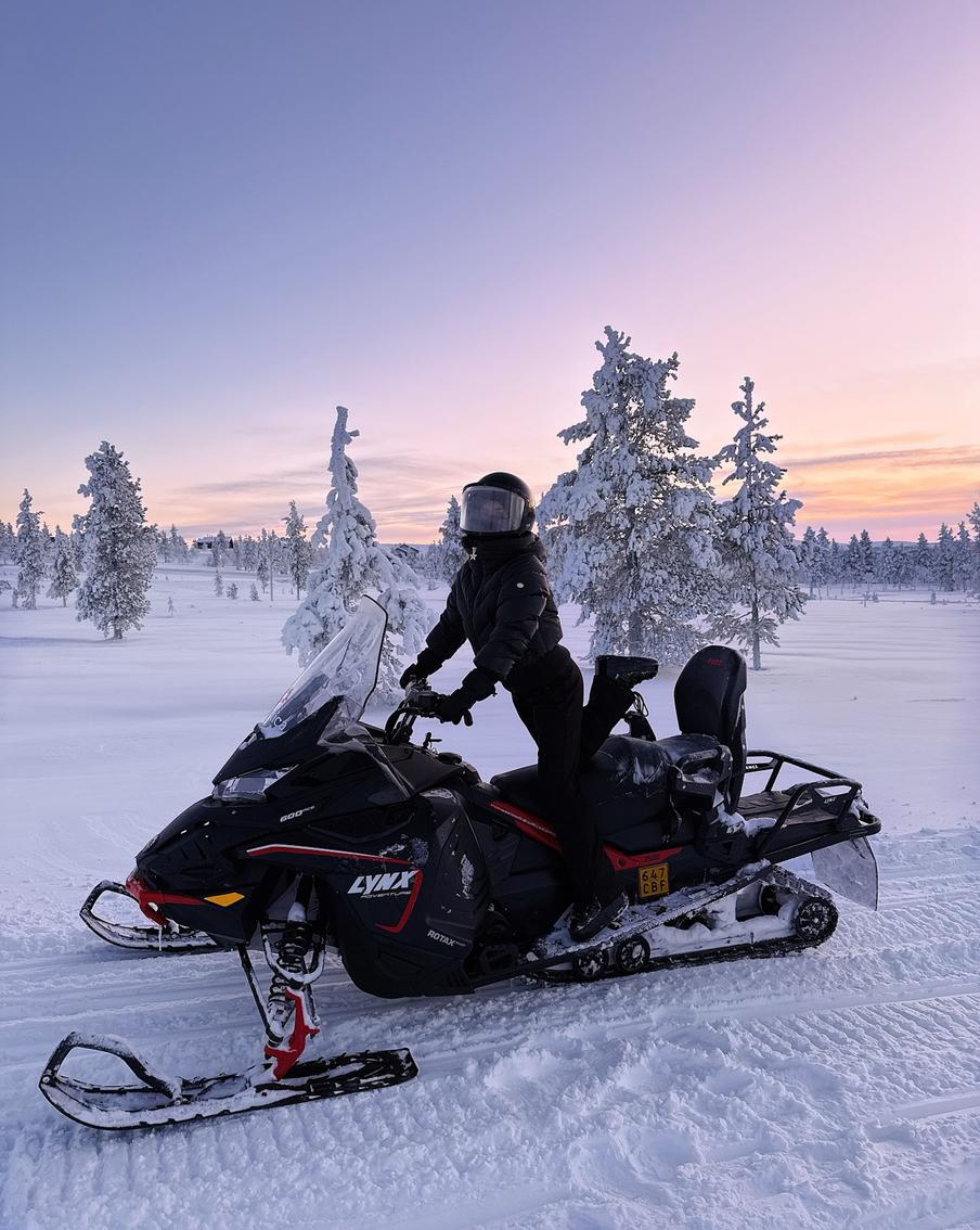 Что надеть на каток и другие активности зимой: правила тёплого образа, которые действительно работают