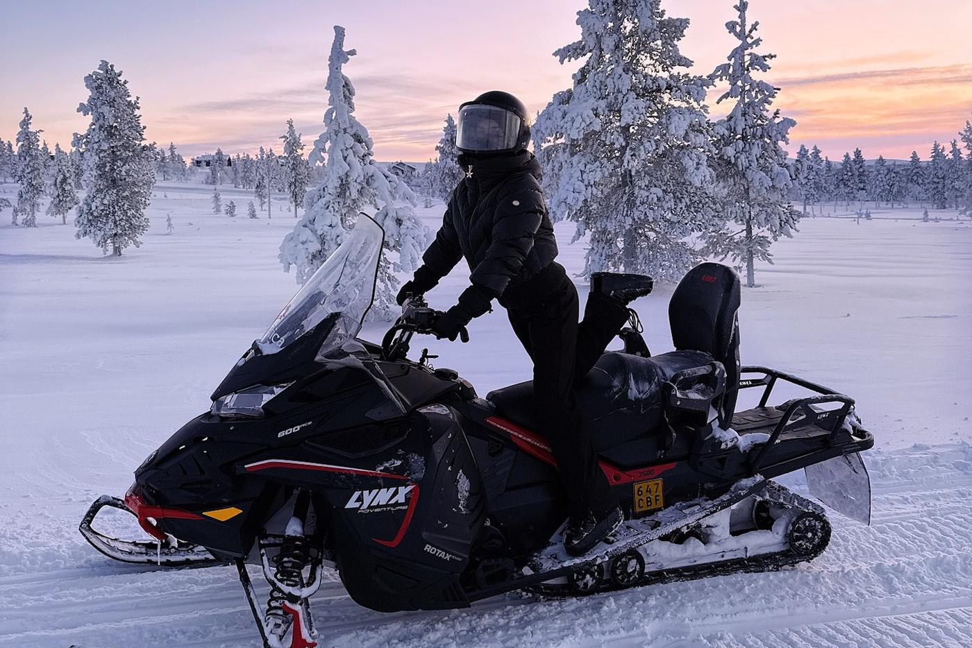 Что надеть на каток и другие активности зимой: правила тёплого образа, которые действительно работают