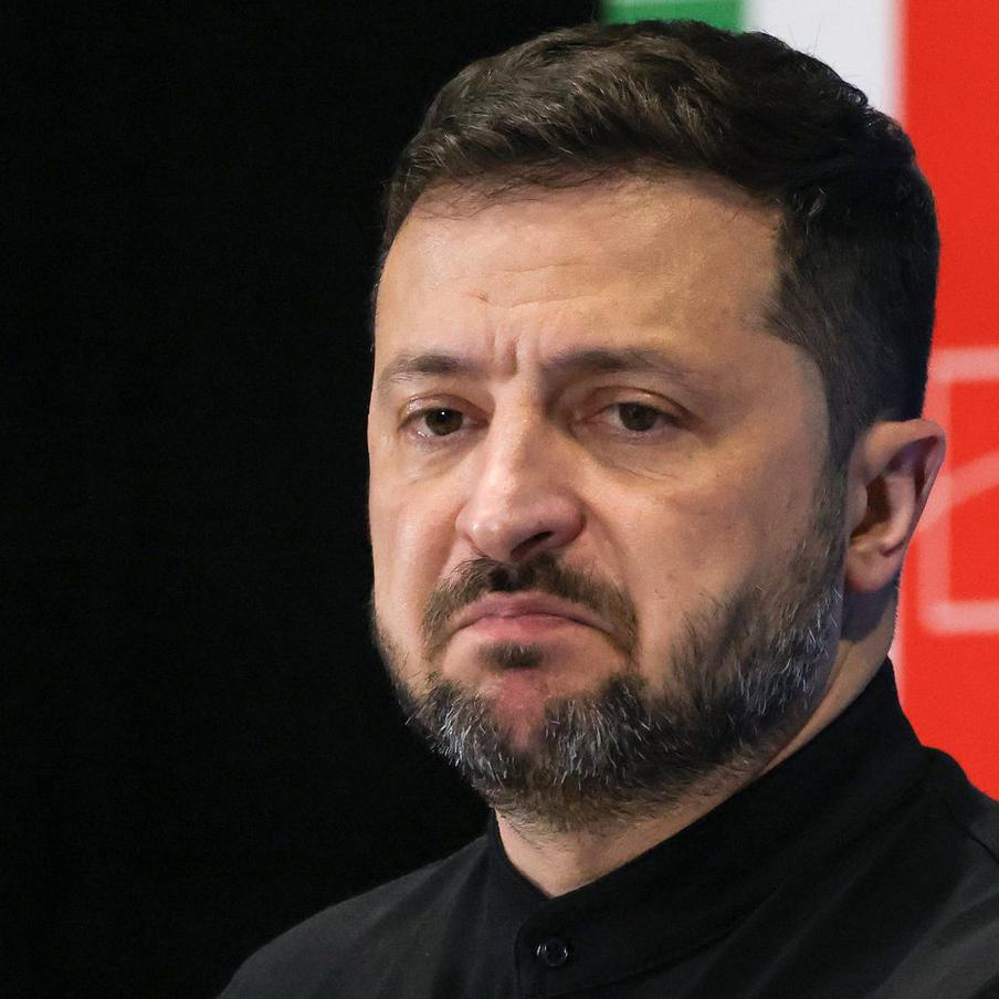 Песков: Зеленский пытается отрицать причастность к атаке на резиденцию Путина. На брифинге для прессы официальный представитель президента Российской Федерации Дмитрий Песков ответил на вопрос журналистов о наличии вещественных доказательств попытки Вооружённых сил Украины совершить нападение на президентскую резиденцию