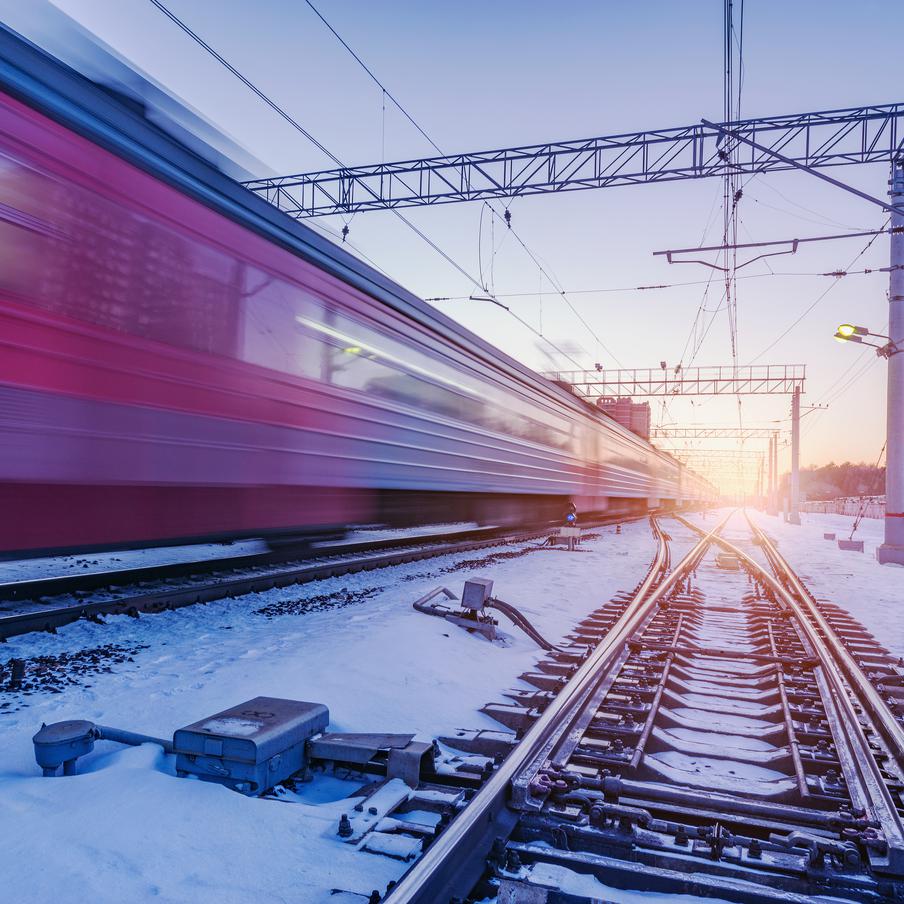 Между Москвой и Минском запустят ночные безостановочные "Ласточки". В целях решения проблемы с нехваткой билетов на железнодорожные рейсы между Россией и Белоруссией планируется запуск ночных поездов типа "Ласточка", которые будут двигаться без остановок. Об этом в интервью изданию "Беларусь сегодня" сообщил посол Белоруссии в России Александр Рогожник
