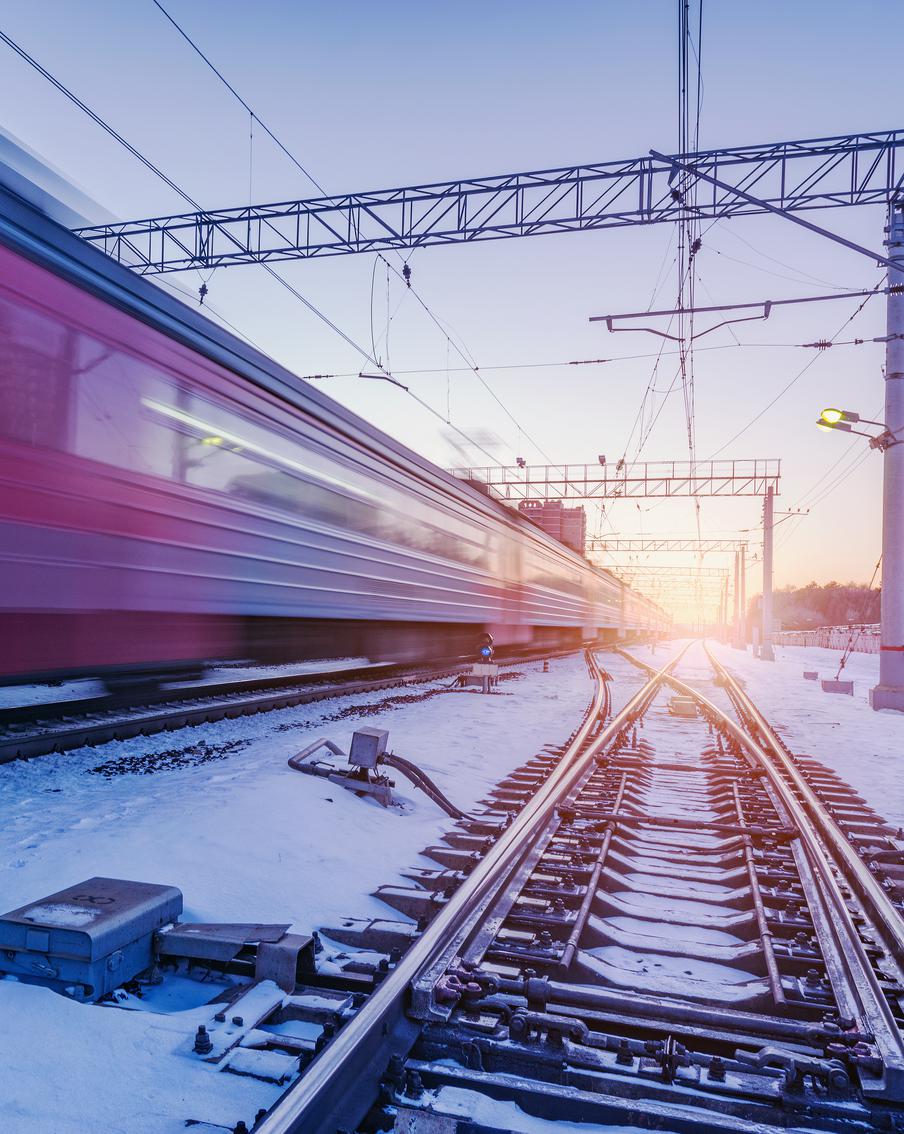 Между Москвой и Минском запустят ночные безостановочные "Ласточки". В целях решения проблемы с нехваткой билетов на железнодорожные рейсы между Россией и Белоруссией планируется запуск ночных поездов типа "Ласточка", которые будут двигаться без остановок. Об этом в интервью изданию "Беларусь сегодня" сообщил посол Белоруссии в России Александр Рогожник