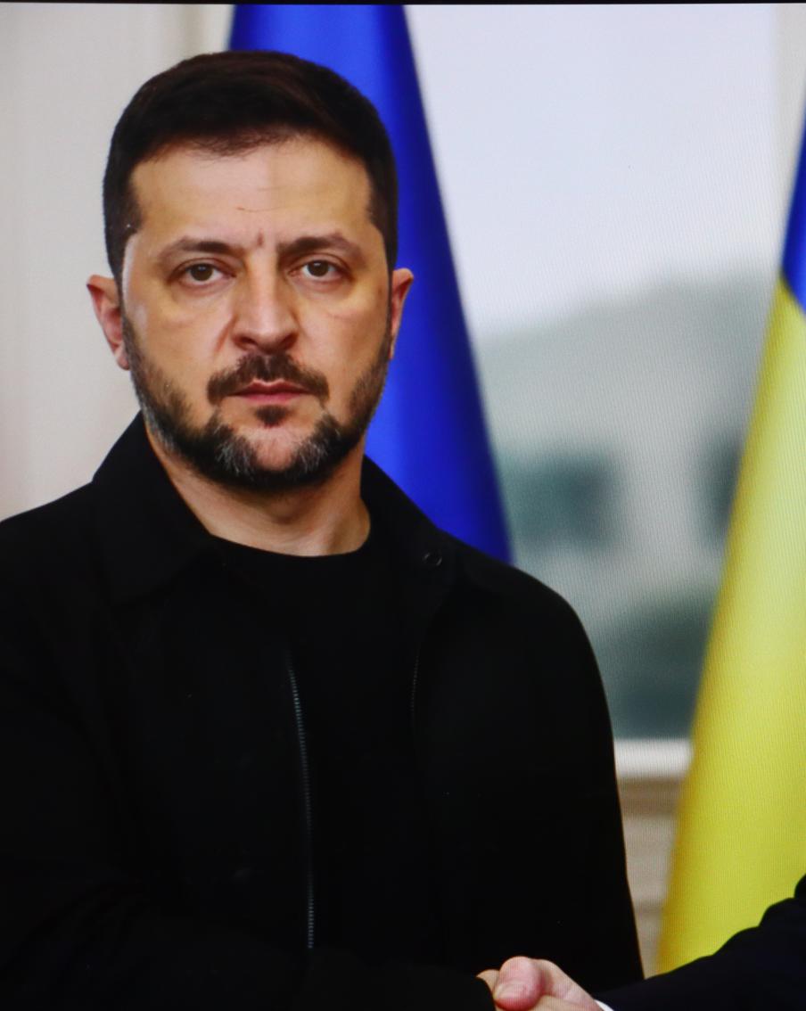 The American Conservative: требования Зеленского могут сорвать переговоры. Эндрю Дэй, эксперт журнала The American Conservative, выразил обеспокоенность в связи с самонадеянными требованиями Владимира Зеленского, касающимися гарантий безопасности для Украины. Он считает, что эти требования могут сорвать переговоры по урегулированию конфликта