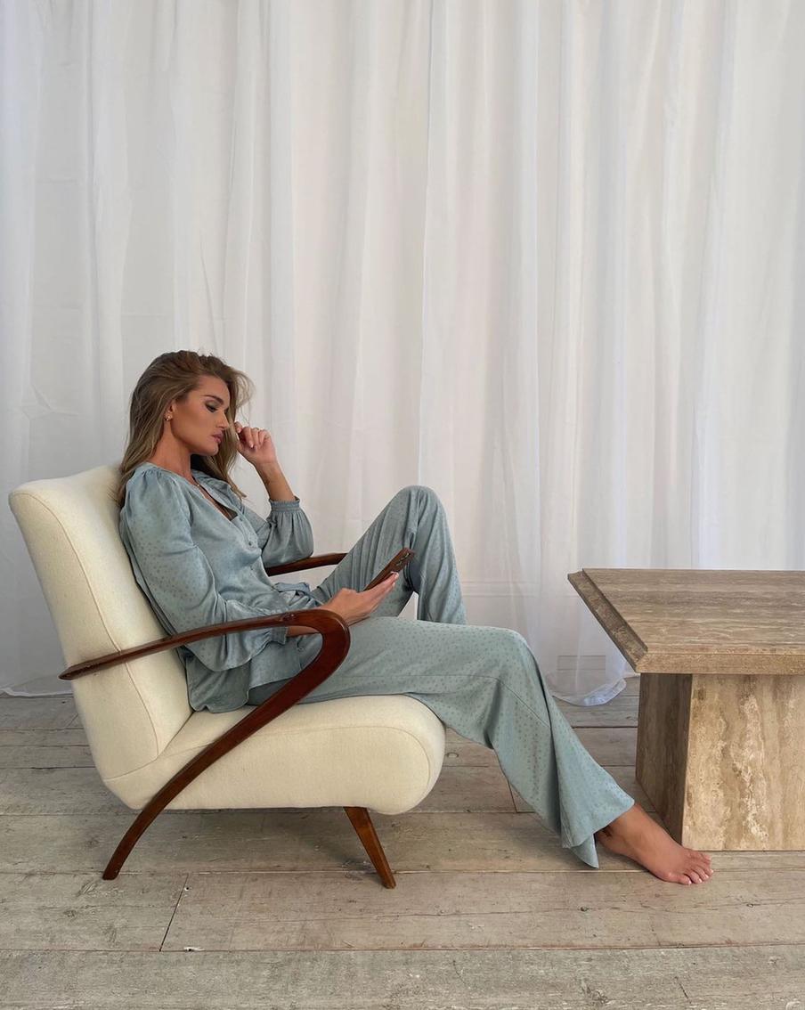 Клетка виши, полоска, горошек – удачные принты для домашнего костюма.