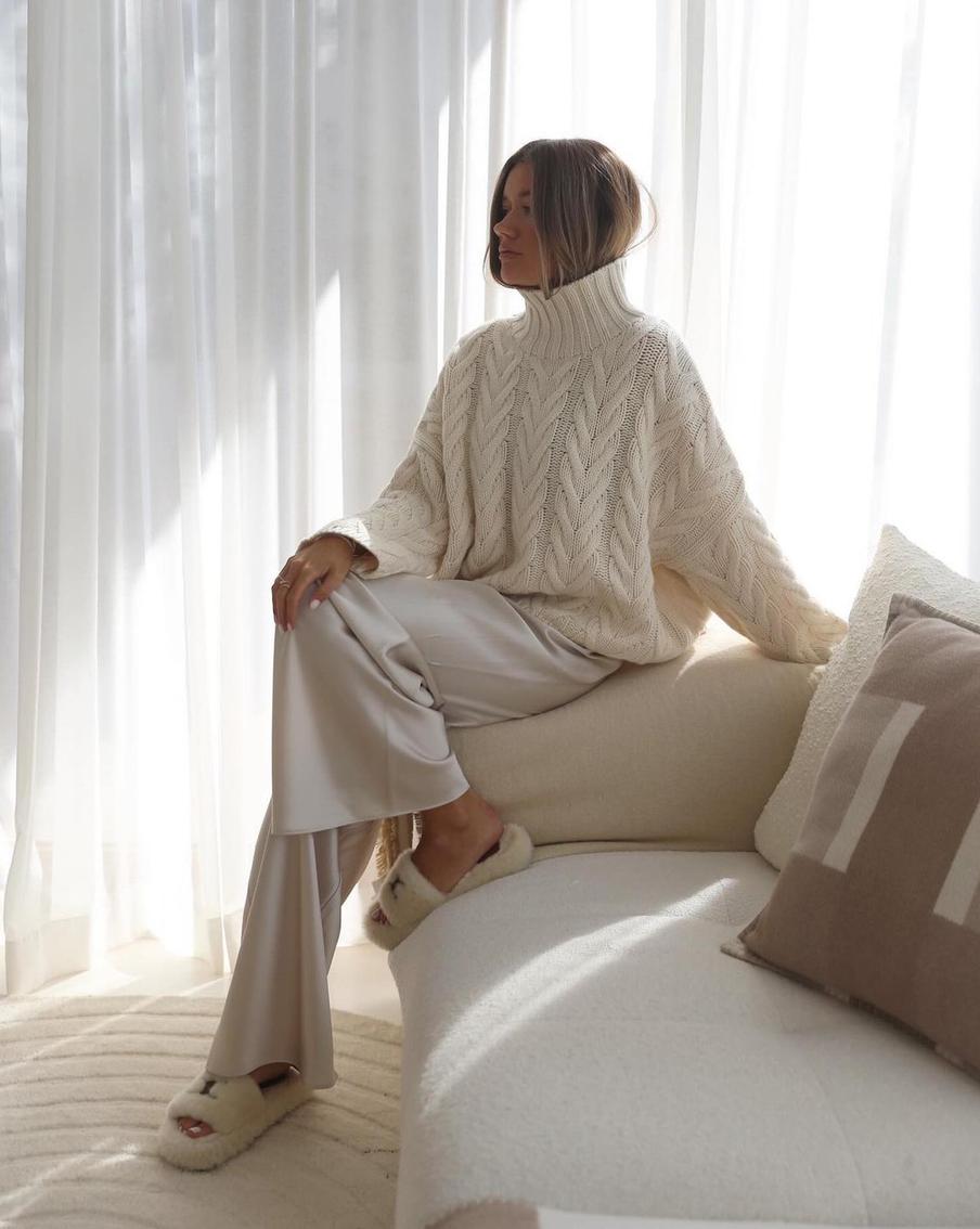 Шёлковые брюки идеально сочетаются с уютным вязаным свитером.