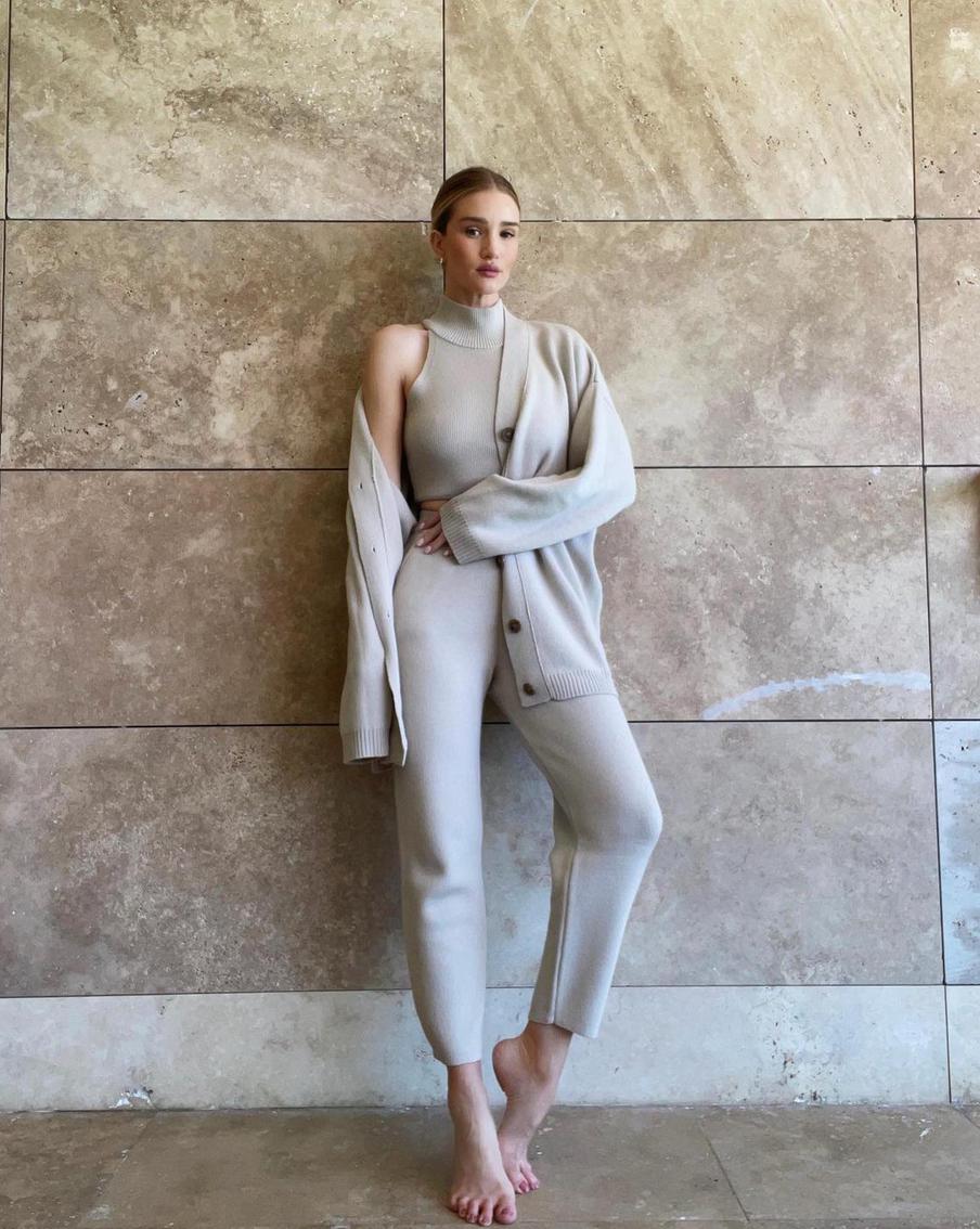 Трикотажный костюм – универсальный вариант для праздников.