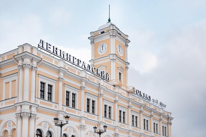 На Ленинградском вокзале обновили вывеску