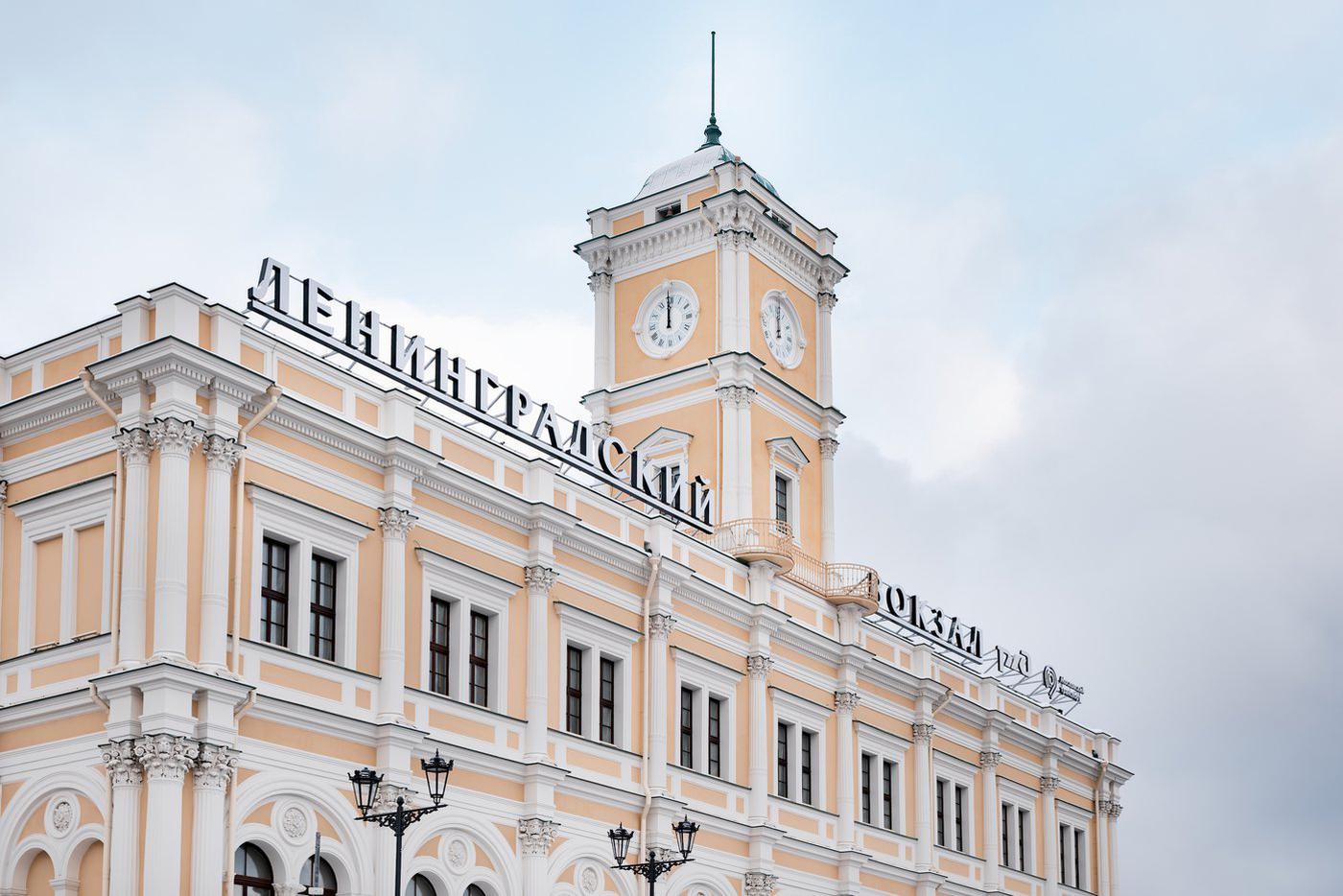 Новая вывеска появилась на историческом фасаде Ленинградского вокзала