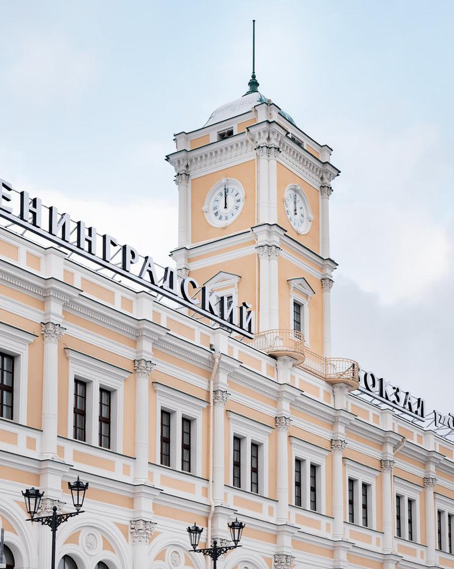 На Ленинградском вокзале обновили вывеску