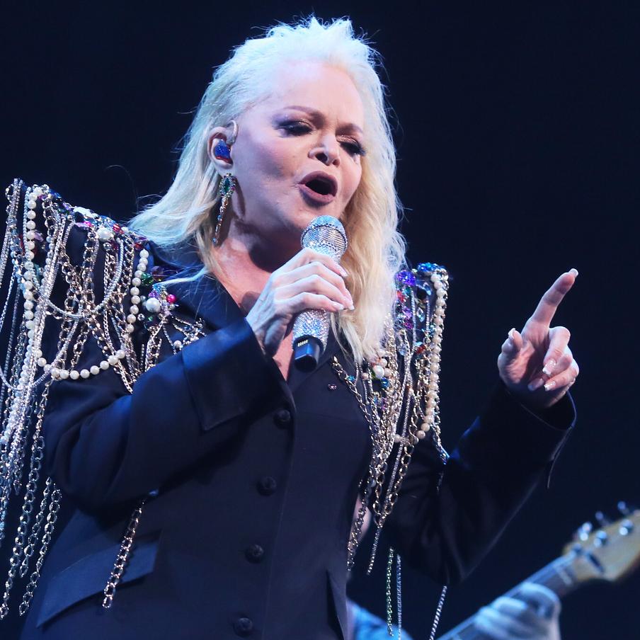 Дропперов из дела Долиной обязали выплатить певице 49 млн рублей. Суд города Йошкар-Олы вынес решение, согласно которому девять человек, известные как "дропперы", обязаны выплатить артистке Ларисе Долиной компенсацию в размере 49 миллионов рублей. Это решение было принято по иску первого заместителя прокурора Центрального административного округа Москвы М.М. Чикмарева, который представлял интересы Л.А. Долиной