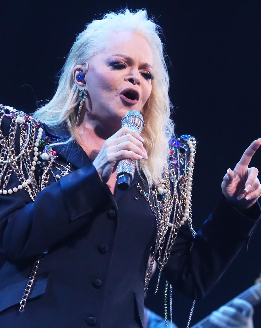 Дропперов из дела Долиной обязали выплатить певице 49 млн рублей. Суд города Йошкар-Олы вынес решение, согласно которому девять человек, известные как "дропперы", обязаны выплатить артистке Ларисе Долиной компенсацию в размере 49 миллионов рублей. Это решение было принято по иску первого заместителя прокурора Центрального административного округа Москвы М.М. Чикмарева, который представлял интересы Л.А. Долиной