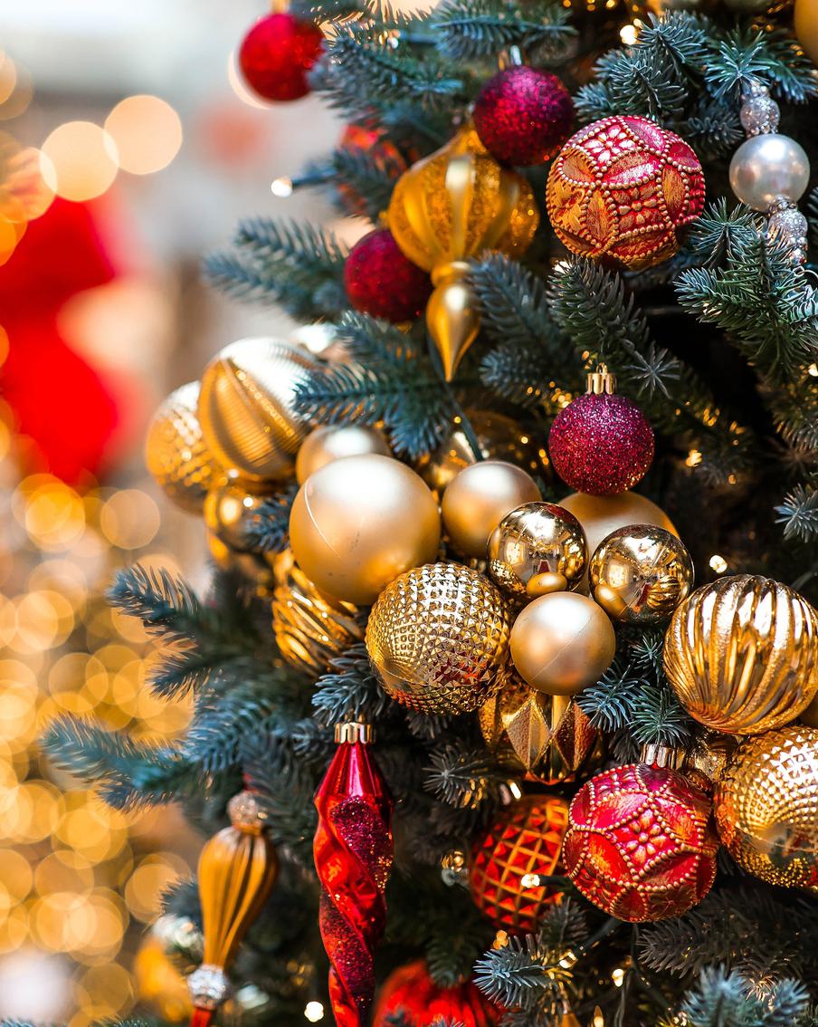 В России начались рекордно длинные 12-дневные новогодние каникулы. В России начались одни из самых длинных новогодних каникул, которые продлятся с 31 декабря текущего года по 11 января следующего. Из-за этого последняя рабочая неделя 2025 года состояла всего из двух рабочих дней, что подарило гражданам 12 дней отдыха, которые эквивалентны 288 часам