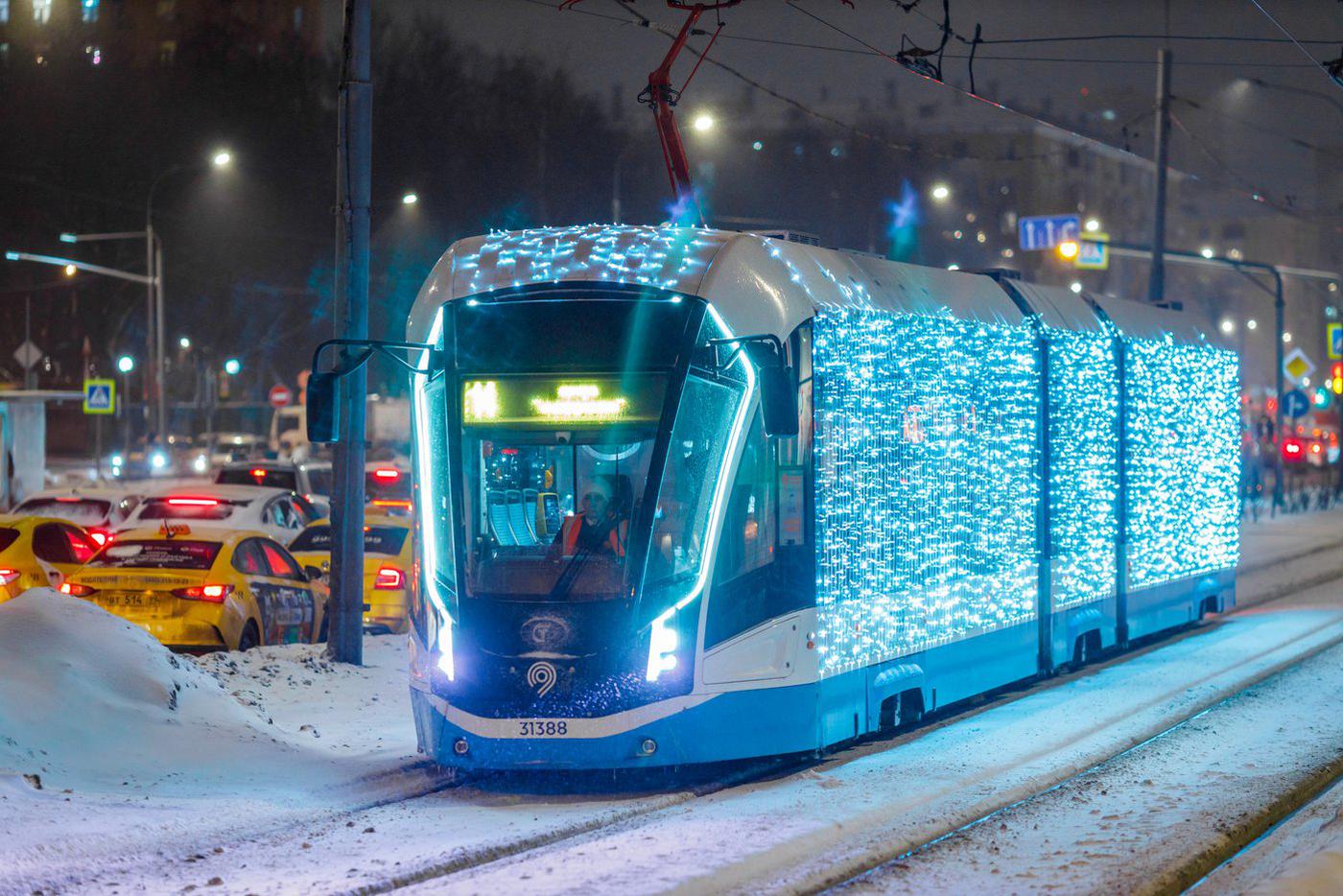 В этом году новогодний транспорт курсирует по всей трамвайной сети столицы