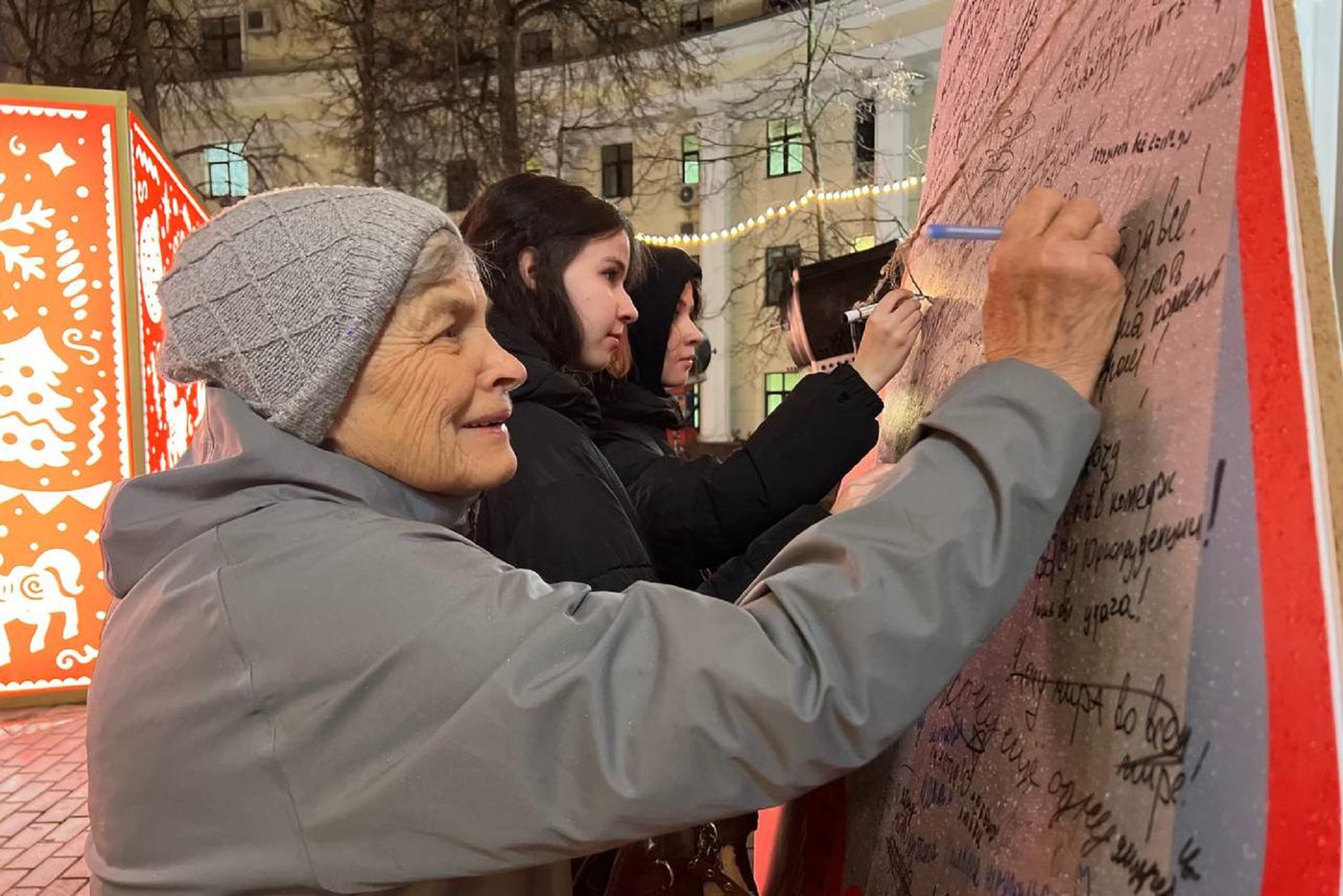 Люди пишут пожелания Деду Морозу