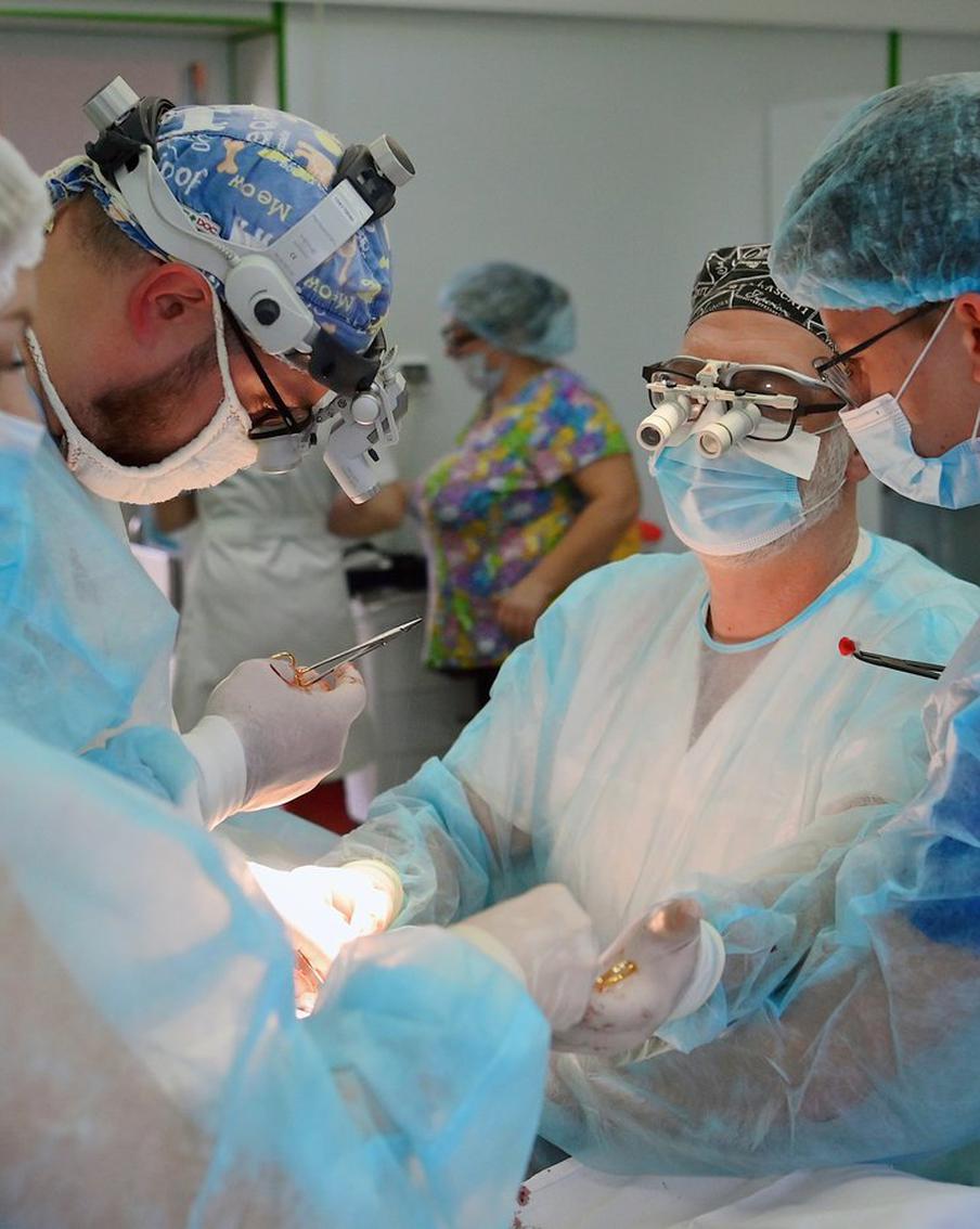 Минздрав: 13 человек госпитализированы после удара по херсонской гостинице. В больницах Крыма и Херсонской области продолжают оказывать помощь 13 пострадавшим в результате атаки беспилотника, среди них двое детей. Шесть человек, включая детей, находятся в тяжёлом состоянии. Об этом сообщил ТАСС помощник министра здравоохранения Алексей Кузнецов.