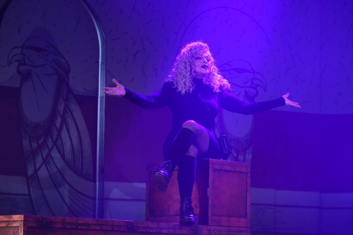 Отмена не состоялась: обездоленная Лариса Долина появилась во всех новогодних "огоньках"